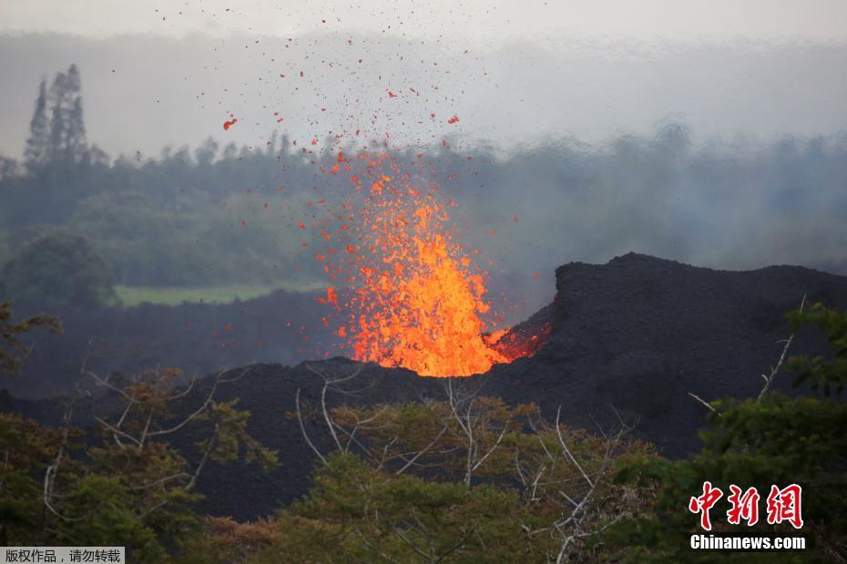 夏威夷火山持續(xù)噴發(fā) 熔巖流淌成“火河”