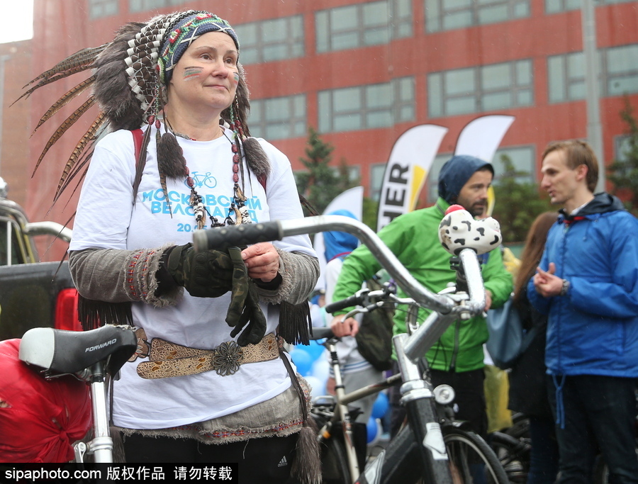 俄羅斯民眾參加自行車游行 綿綿細(xì)雨享受騎行樂(lè)趣