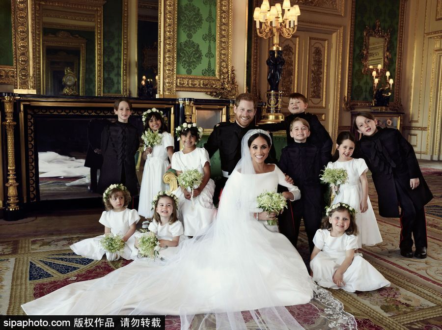 英國(guó)皇室公布官方全家福 王室一家幸福合影