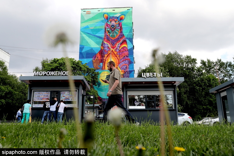2018俄羅斯世界杯前瞻：30米高彩色熊涂鴉亮相莫斯科街頭