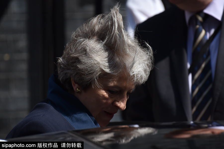 英國首相特麗莎·梅現身唐寧街 頭發在風中凌亂秒變“雞冠”