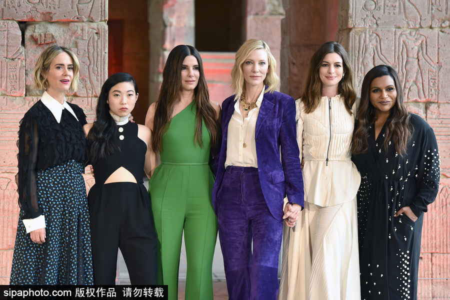 女王扎堆！布蘭切特、安妮·海瑟薇、桑德拉·布洛克現(xiàn)身新片發(fā)布會(huì)