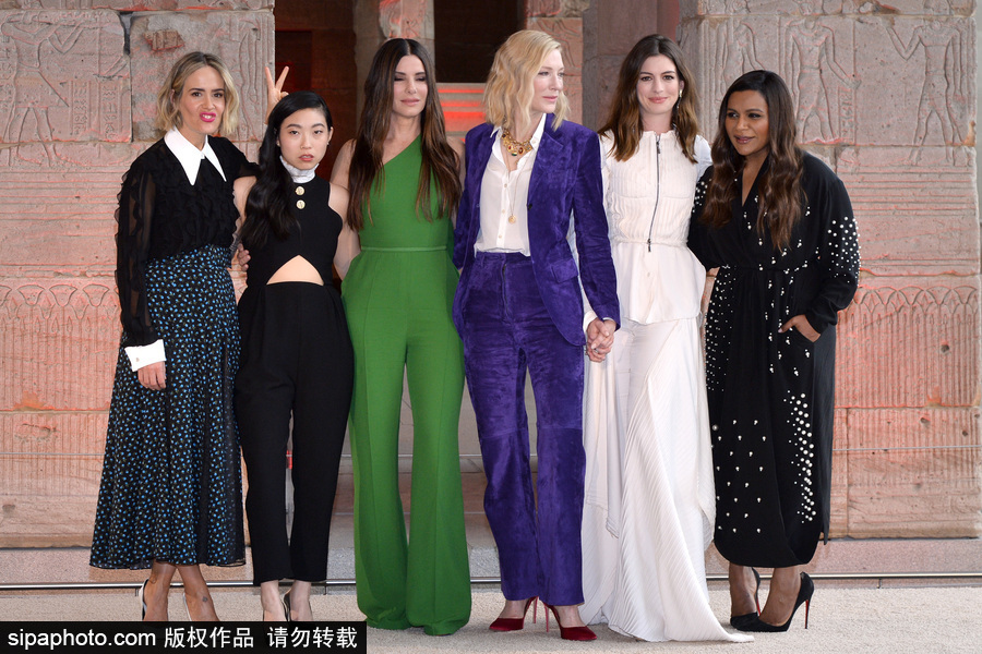 女王扎堆！布蘭切特、安妮·海瑟薇、桑德拉·布洛克現(xiàn)身新片發(fā)布會(huì)