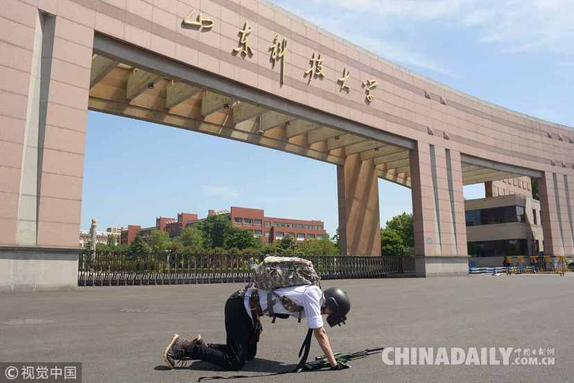 換個(gè)角度致敬青春 盤點(diǎn)那些“不一樣”的畢業(yè)照