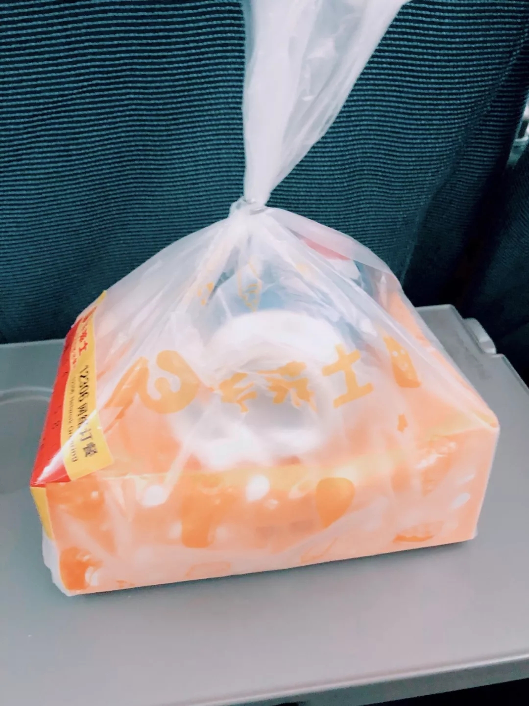 雙語(yǔ)：老外第一次坐高鐵超開(kāi)心：沒(méi)人抽煙，還能伸直腿