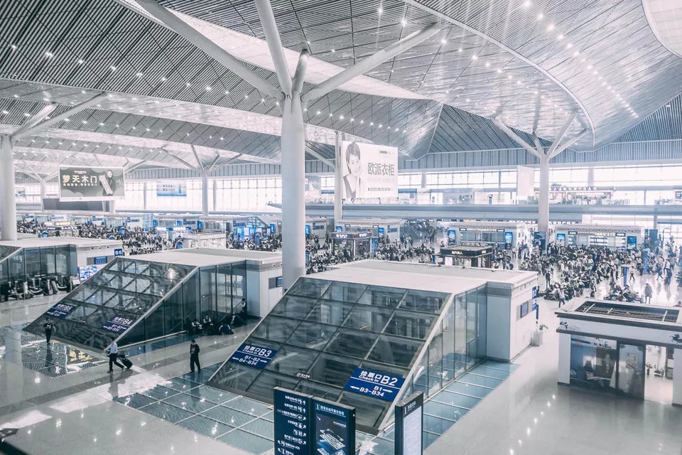 雙語(yǔ)：老外第一次坐高鐵超開(kāi)心：沒(méi)人抽煙，還能伸直腿