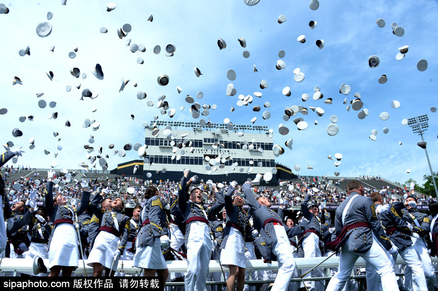 美國西點軍校舉行畢業(yè)典禮 學(xué)員拋帽慶祝
