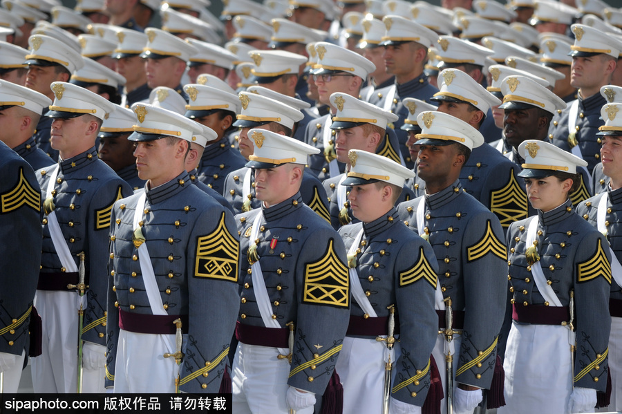 美國西點軍校舉行畢業(yè)典禮 學員拋帽慶祝