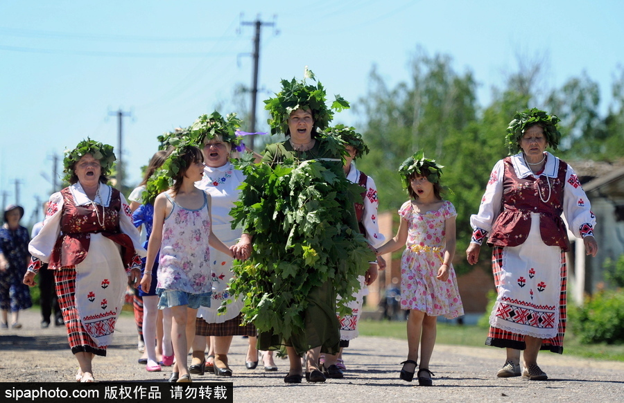 白俄羅斯民眾迎接五旬節 頭戴楓葉花冠慶祝