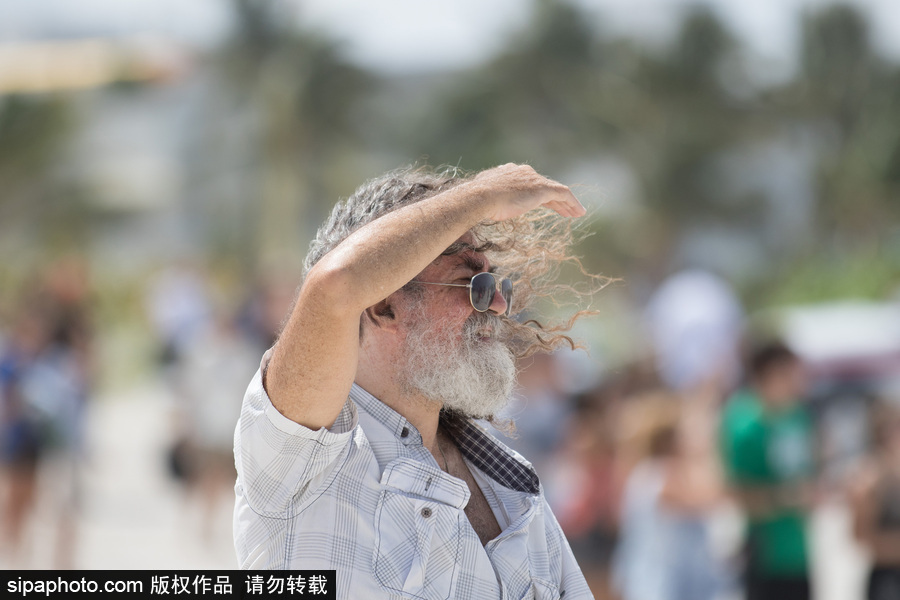 邁阿密海灘航空展開幕 民眾沙灘度假觀看表演