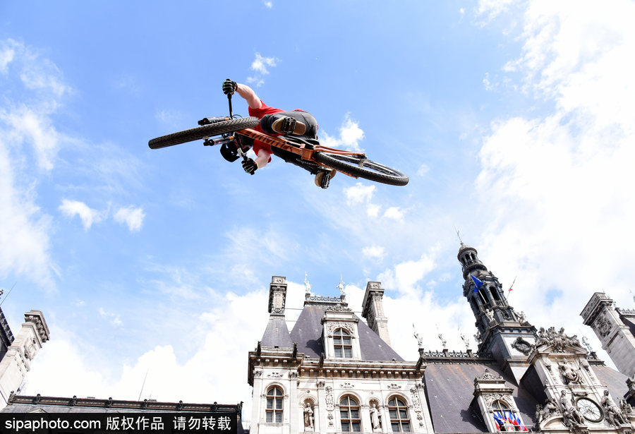 擺脫地球引力 法國(guó)巴黎街頭上演炫酷自行車特技