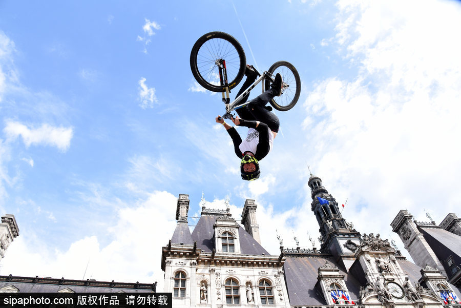 擺脫地球引力 法國巴黎街頭上演炫酷自行車特技