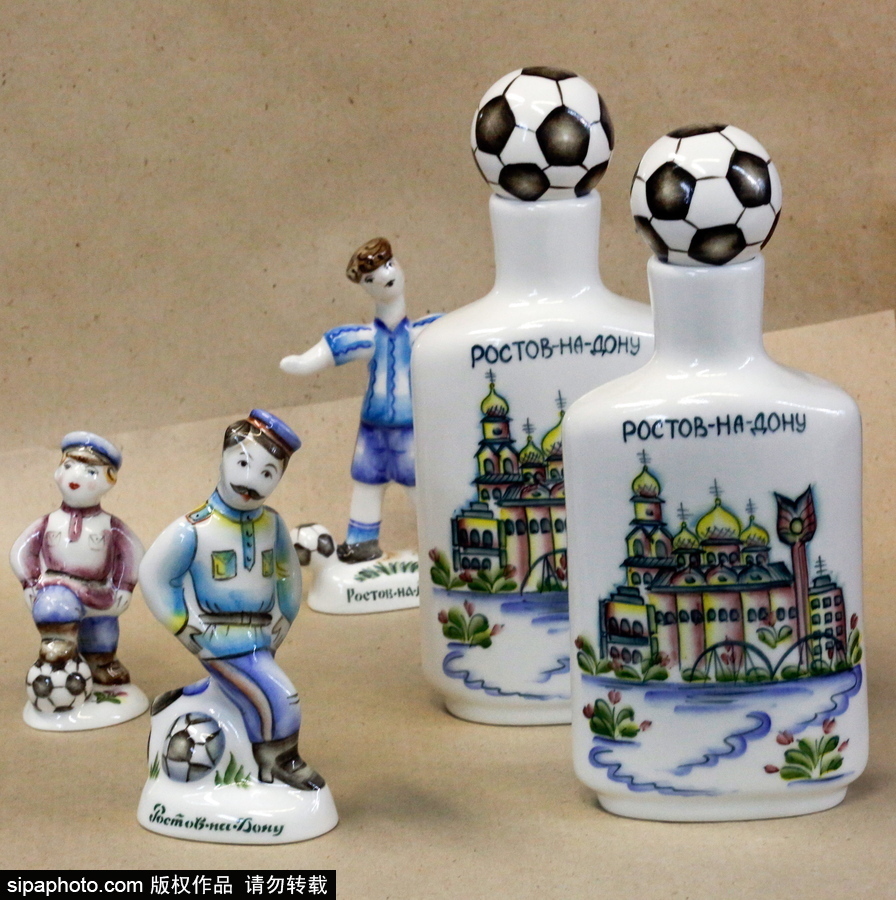 俄羅斯世界杯主題手繪陶瓷紀(jì)念品亮相 生動(dòng)可愛(ài)