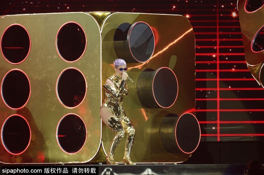 “水果姐”凱蒂·佩里巴黎火爆開唱 “金色盔甲”超炫舞臺效果