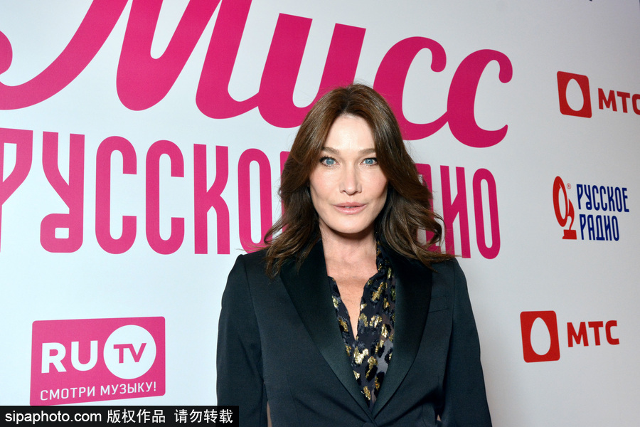 前法國總統夫人卡拉·布呂尼現身俄羅斯 現場演唱歌曲慵懶優雅