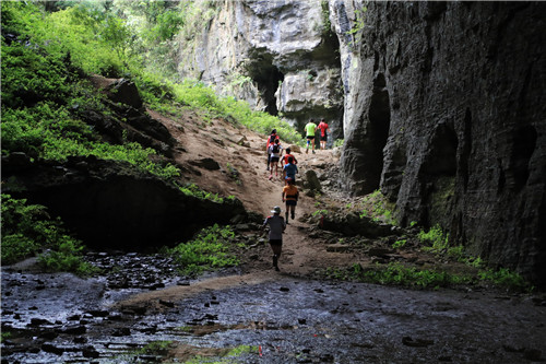 2018年度中國山地馬拉松系列賽-“騰龍洞杯”湖北利川站涼爽開跑