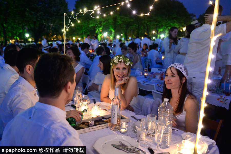 巴黎舉辦第30屆“白色晚宴” 唯美夜色上演法式浪漫