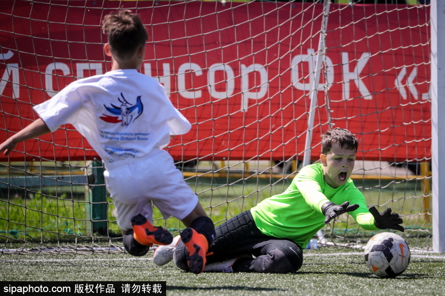 世界杯前夕看足球小子馳騁賽場(chǎng) 莫斯科舉辦國際兒童慈善足球賽