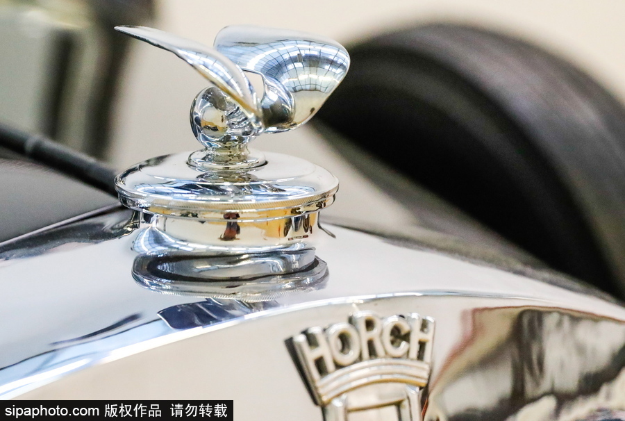 俄羅斯舉行稀有汽車拍賣會 各式古董老爺車亮相