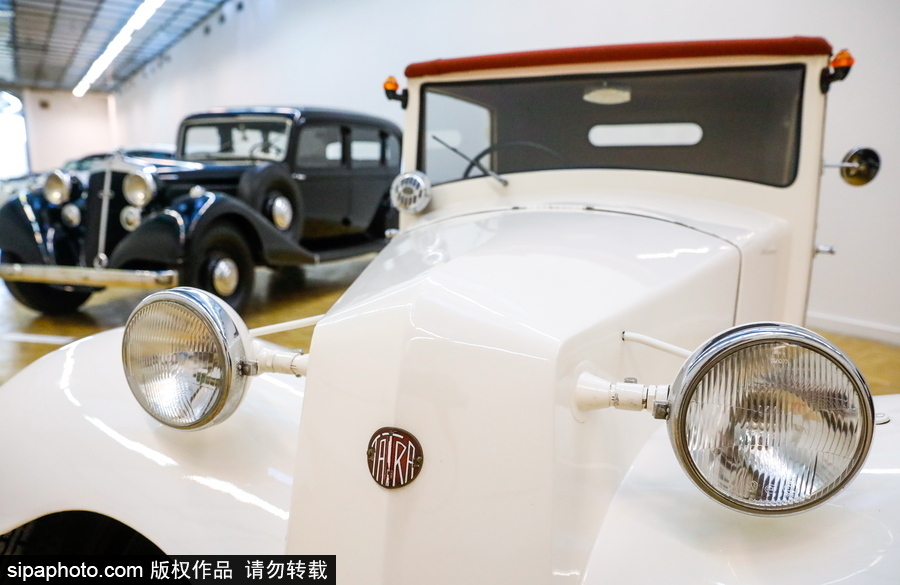 俄羅斯舉行稀有汽車拍賣會(huì) 各式古董老爺車亮相