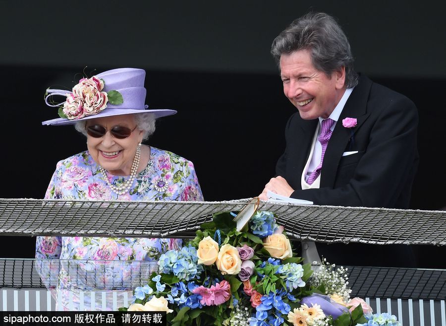 英國(guó)伊麗莎白女王出席埃普索姆賽馬會(huì) 一身紫色鮮艷減齡