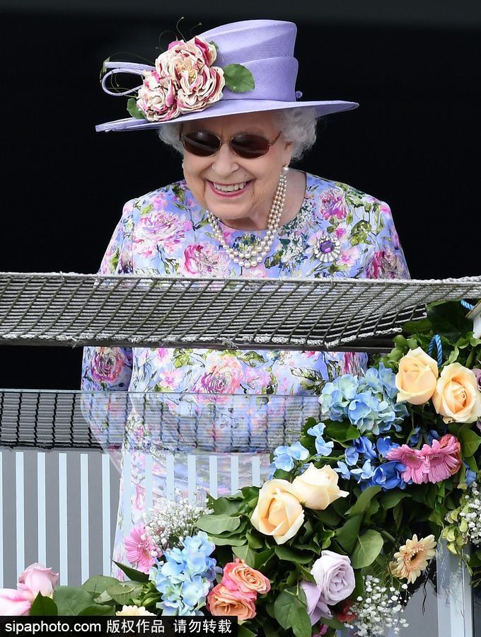 英國伊麗莎白女王出席埃普索姆賽馬會 一身紫色鮮艷減齡