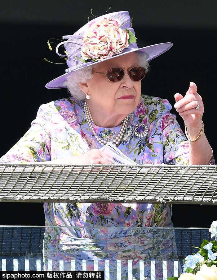 英國(guó)伊麗莎白女王出席埃普索姆賽馬會(huì) 一身紫色鮮艷減齡