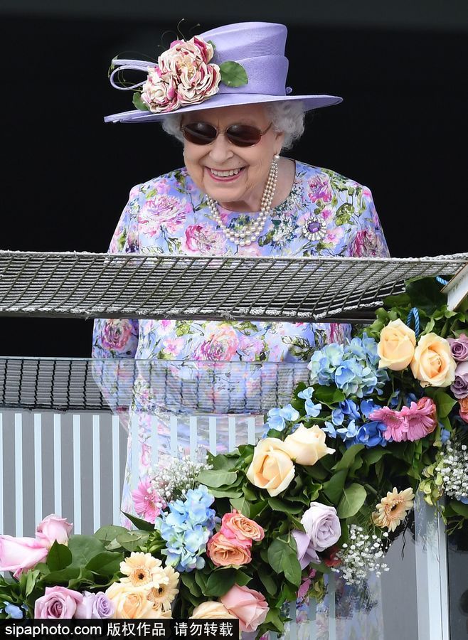 英國伊麗莎白女王出席埃普索姆賽馬會 一身紫色鮮艷減齡