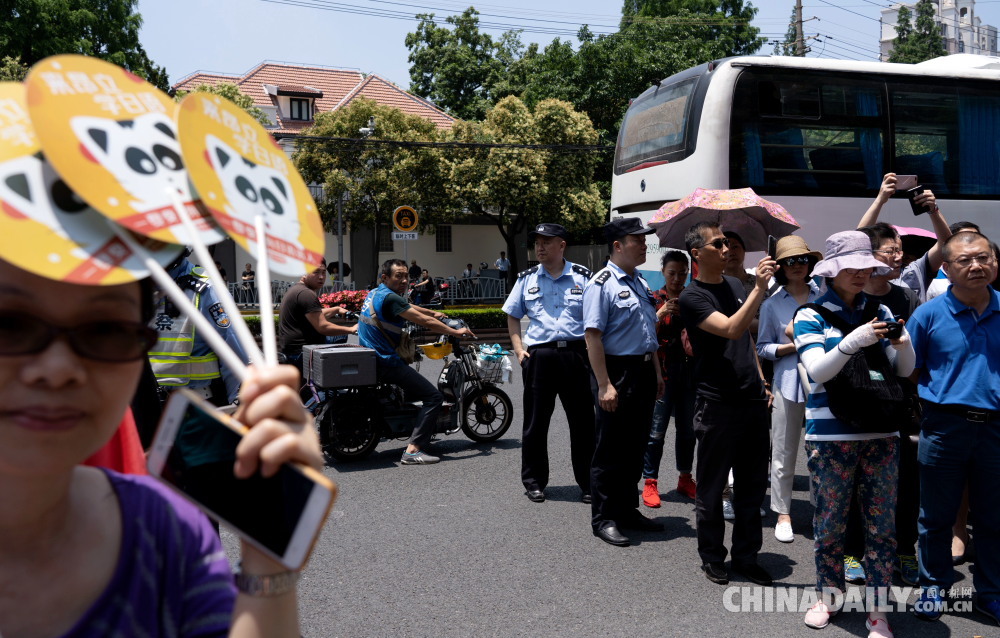 2018高考首場考試結束 考生陸續走出考場