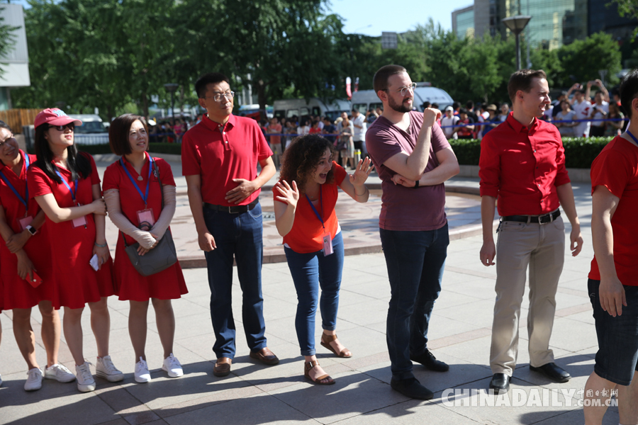 2018高考拉開帷幕 考生陸續進入考場