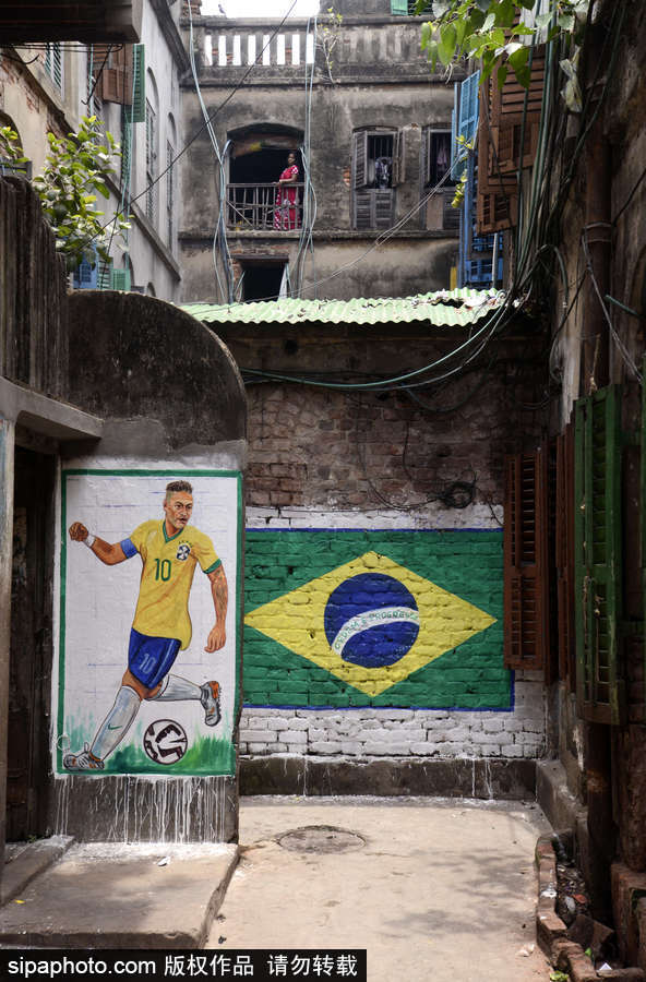 印度藝術(shù)家創(chuàng)作涂鴉迎接2018世界杯到來