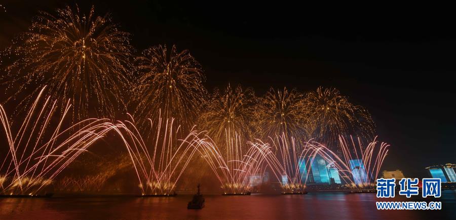 燈光焰火藝術表演在青島舉行