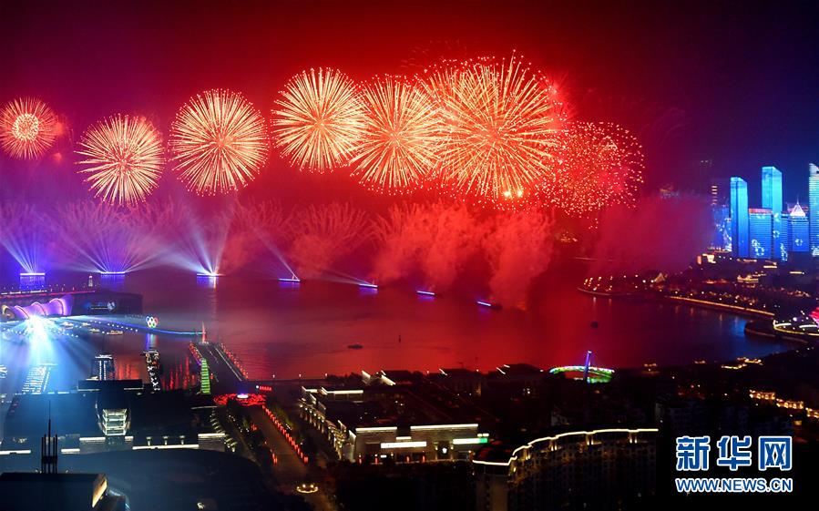 燈光焰火藝術表演在青島舉行