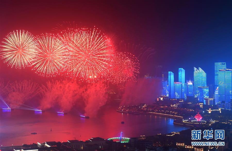 燈光焰火藝術表演在青島舉行