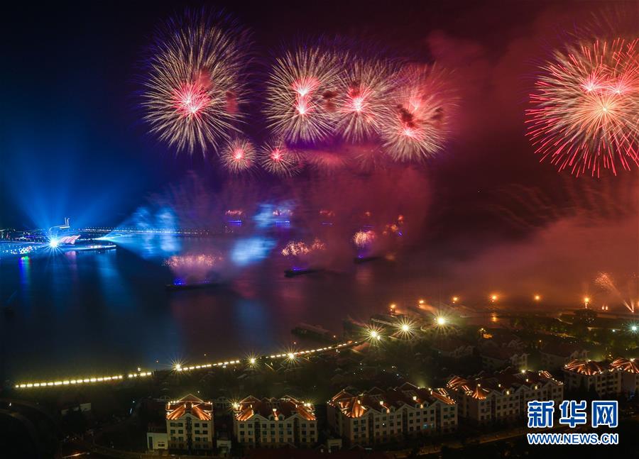 燈光焰火藝術(shù)表演在青島舉行