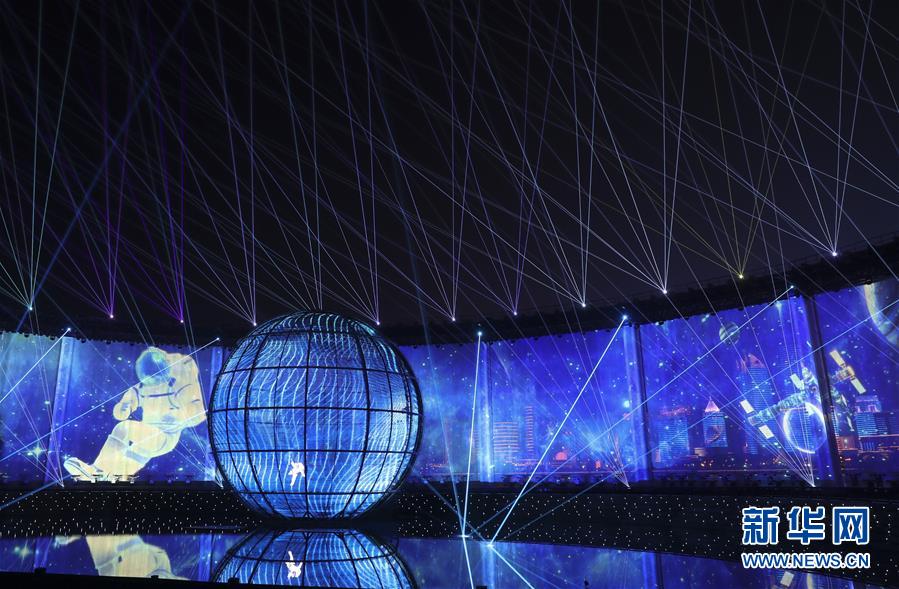 燈光焰火藝術表演在青島舉行