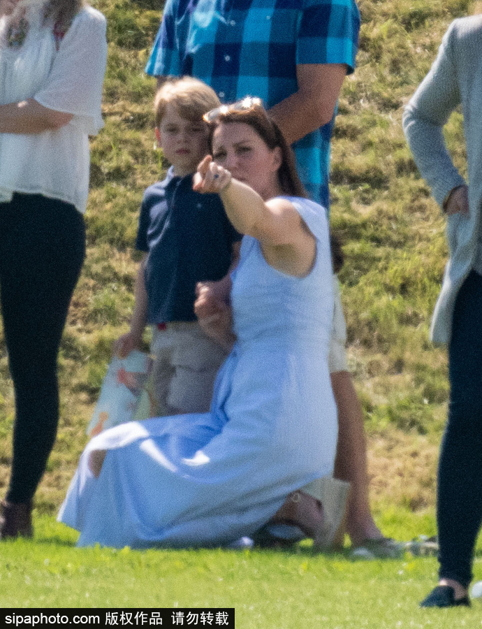 凱特王妃花式帶娃 喬治王子和夏洛特公主草地玩耍放飛自我
