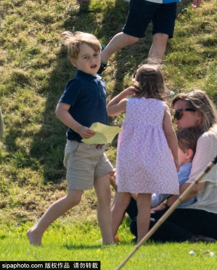凱特王妃花式帶娃 喬治王子和夏洛特公主草地玩耍放飛自我