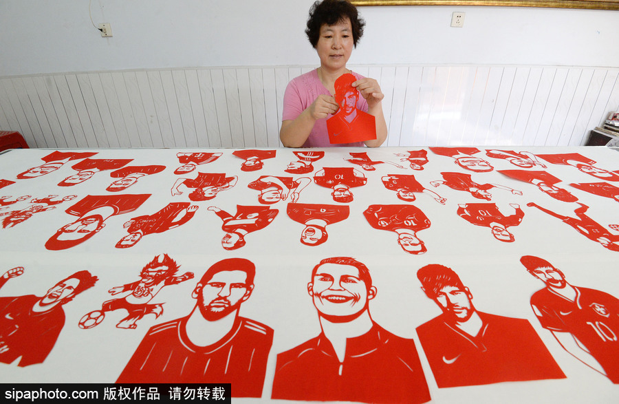 栩栩如生！河北阿姨巧手剪出世界杯球星