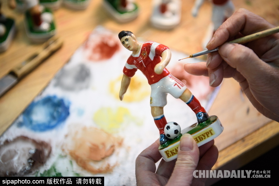 世界杯周邊產品誕生記 探訪俄羅斯陶瓷紀念品加工廠