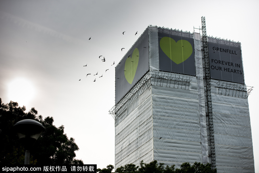 倫敦格倫費爾塔火災(zāi)一周年紀念日 民眾自發(fā)聚集悼念遇難者