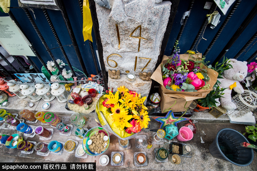 倫敦格倫費爾塔火災一周年紀念日 民眾自發聚集悼念遇難者