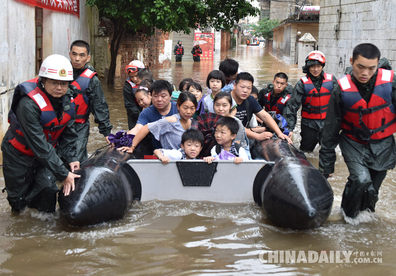 江西進賢暴雨致嚴重內(nèi)澇 皮劃艇解救92名被困人員