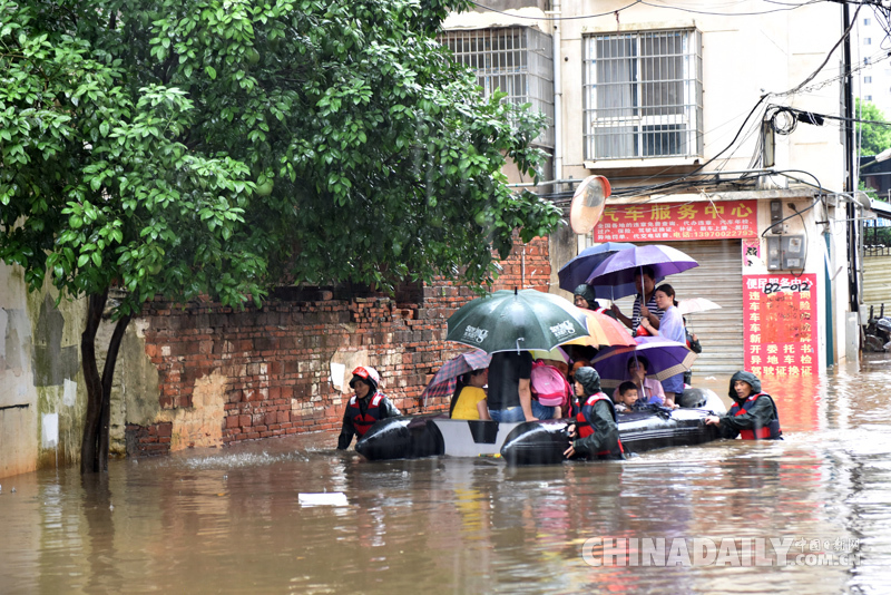 江西進賢暴雨致嚴重內澇 皮劃艇解救92名被困人員