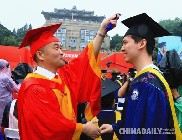 武大萬名畢業生集體“加冕” 81人豪華導師團撥穗