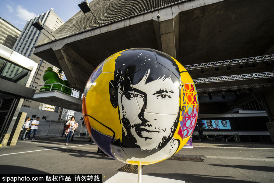 足球也是藝術品 巴西圣保羅街頭“足球大游行”色彩繽紛