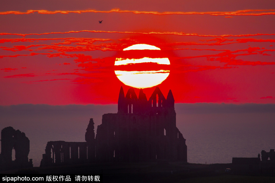 英國(guó)約克郡落日美如畫(huà) 晚霞絢爛如夢(mèng)似幻