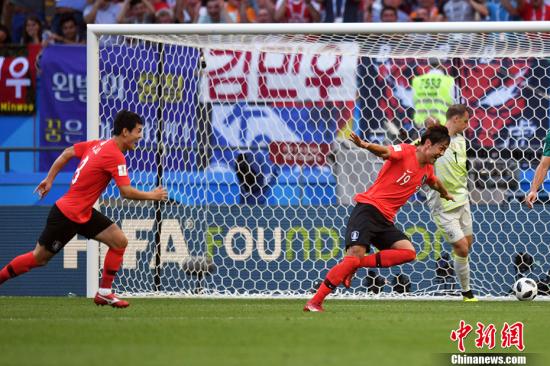俄羅斯世界杯韓國2：0完勝德國隊。圖為韓國隊金英權打入進球瞬間。 <a target=&apos;_blank&apos; href=&apos;http://www.chinanews.com/&apos;><p align=