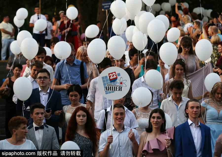 別人家的畢業游行！索契街頭禮服和氣球交織的浪漫畢業儀式