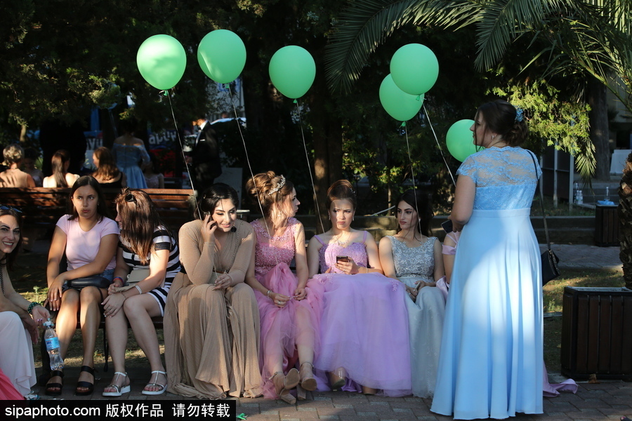 別人家的畢業游行！索契街頭禮服和氣球交織的浪漫畢業儀式
